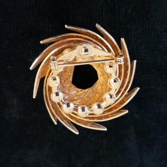 Vintage Coro Gold Tone Leaf Wreath Dimensional Brooch 1.75" - Picture 5 of 8
